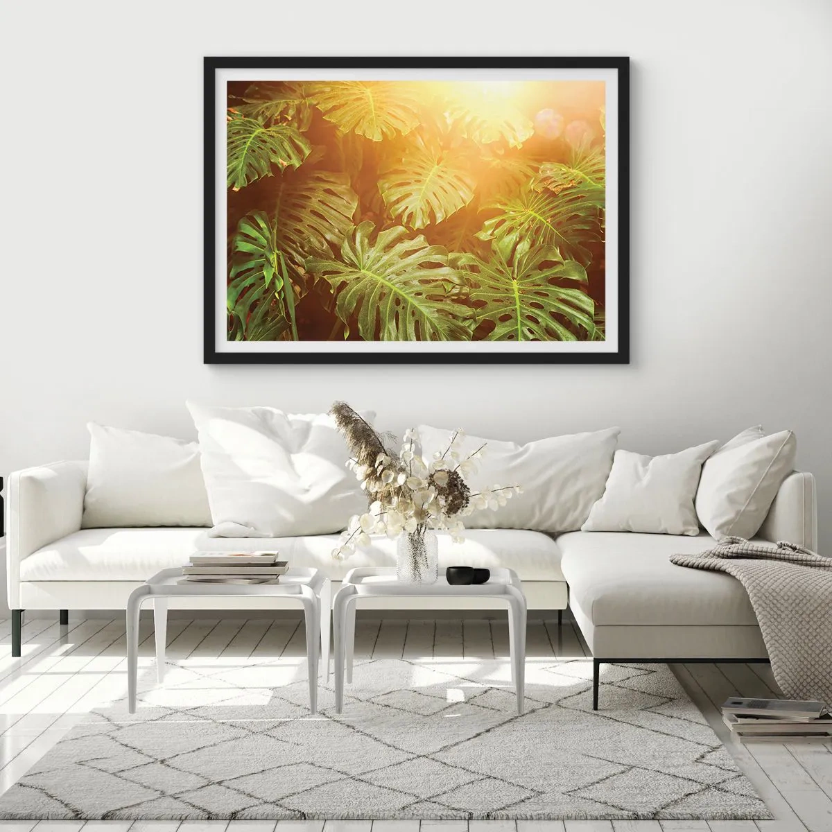 Poster in cornice nera - Foglie di Monstera alla luce del sole su uno sfondo naturale - 100x70cm - Entrando nel verde... - Decorazione murale moderna per soggiorno e camera da letto ARTTOR