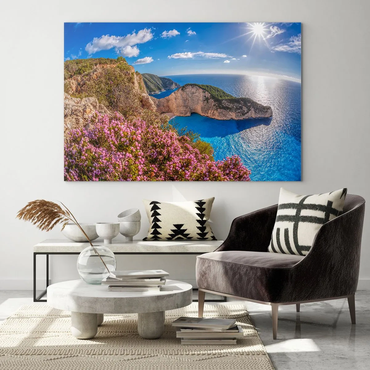 Quadro su vetro - Paesaggio greco con scogliere, mare e arbusti fioriti - 100x70cm - Le mie grosse vacanze greche - Decorazione murale moderna per soggiorno e camera da letto ARTTOR
