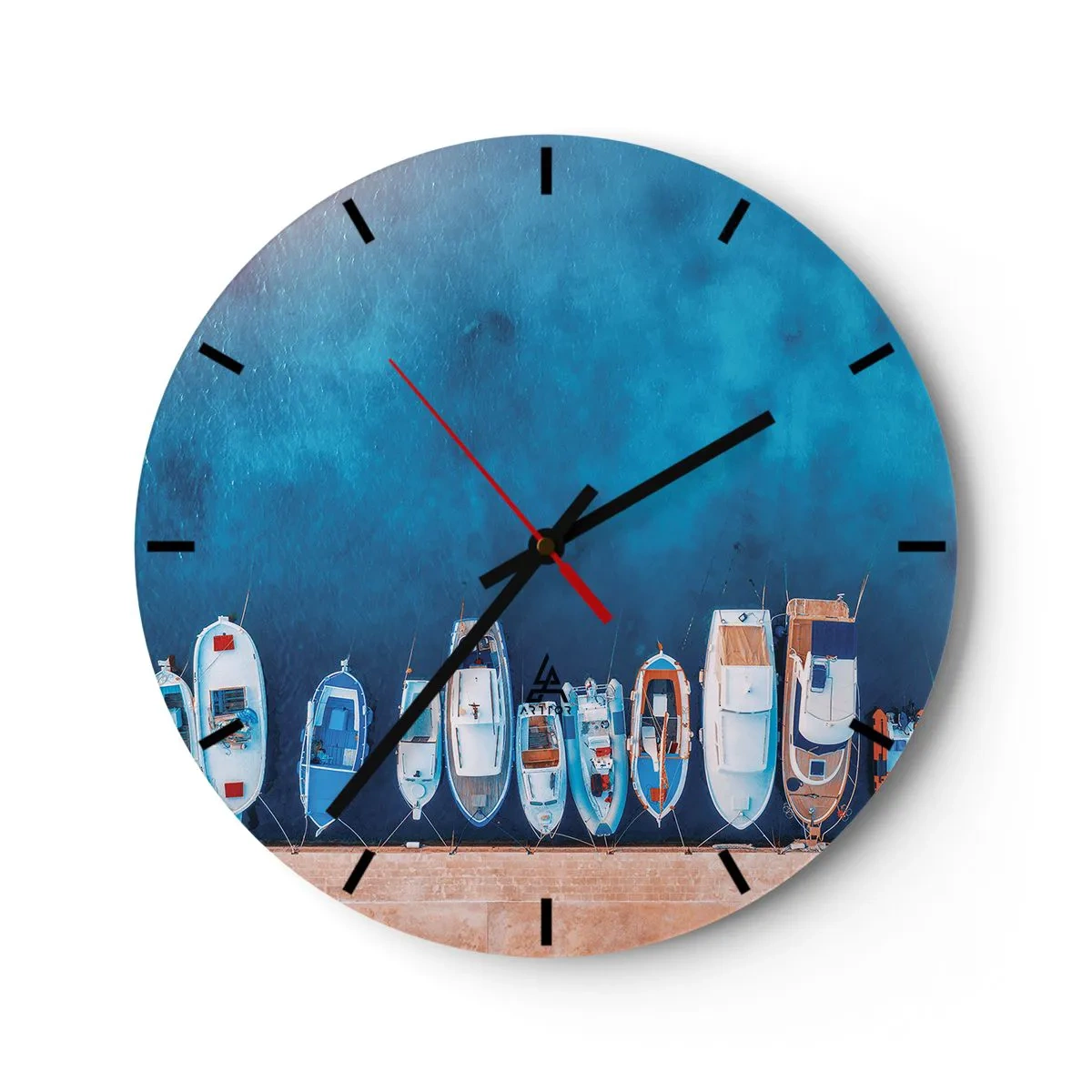 Orologio da parete - Orologio in Vetro - Una fila di barche ormeggiate al molo nell'acqua blu - 30x30cm - In una fila - Decorazione murale moderna per soggiorno, cucina e camera da letto ARTTOR