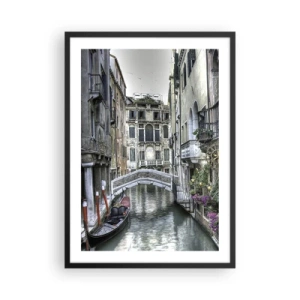 Poster in cornice nera - Un canale a Venezia con una gondola e un ponte sullo sfondo - 50x70cm - Da secoli in silenziosa riflessione - Decorazione murale moderna per soggiorno e camera da letto ARTTOR