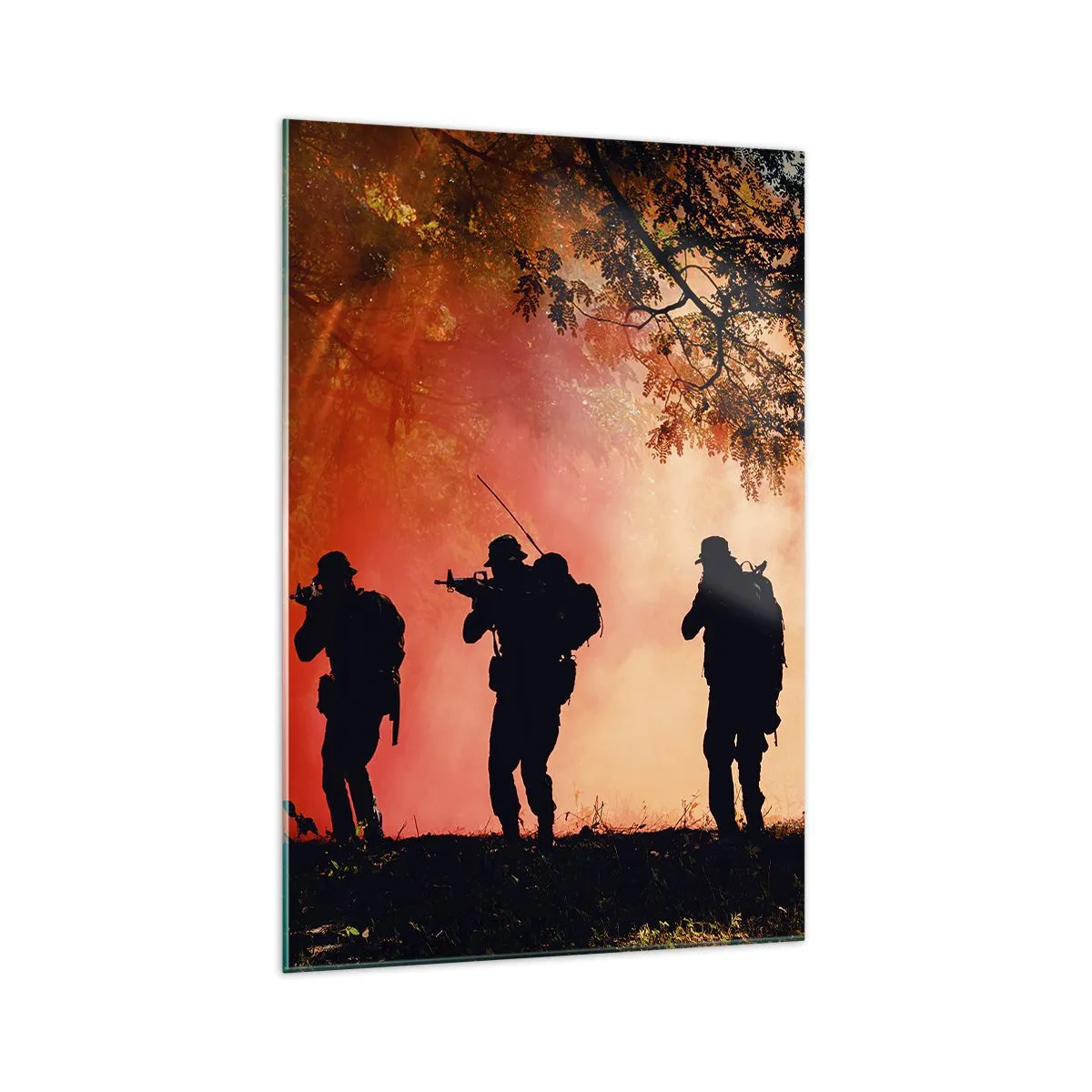 Quadro su vetro - Sagome di soldati nella foresta contro il cielo arancione - 70x100cm - …Tutti per uno. - Decorazione murale moderna per soggiorno e camera da letto ARTTOR