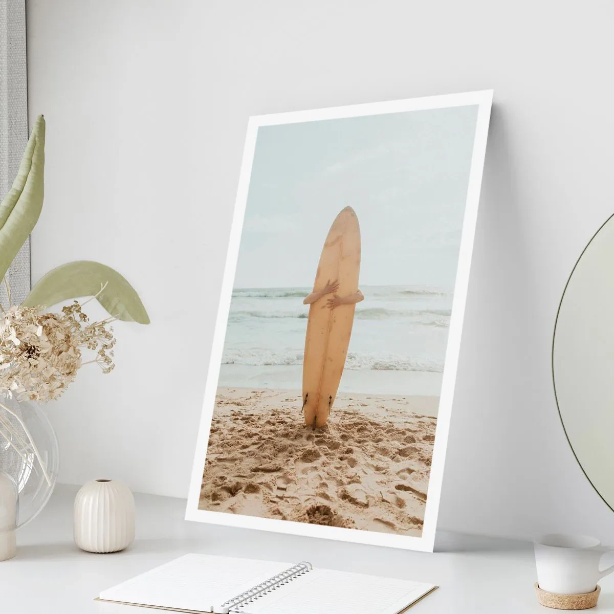 Poster - Una persona che tiene in mano una tavola da surf su una spiaggia, con vista sul mare. - 50x70cm - Amore per le onde - Decorazione murale moderna per soggiorno e camera da letto ARTTOR