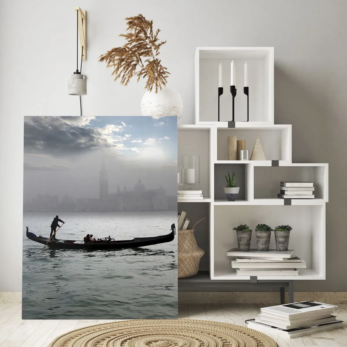 Quadro su vetro - Una gondola scivola sulle acque di Venezia in una mattina nebbiosa, sovrastando la città. - 80x120cm - Città magica di acqua e nebbia - Decorazione murale moderna per soggiorno e camera da letto ARTTOR