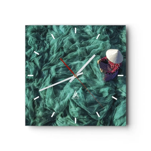 Orologio da parete - Orologio in Vetro - Una persona con un cappello tra reti da pesca verdi - 30x30cm - Nel mare di reti - Decorazione murale moderna per soggiorno e camera da letto ARTTOR