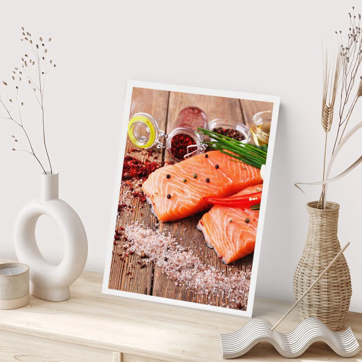 Poster - Filetti di salmone con spezie su fondo rustico - 50x70cm - Avventura norvegese in cucina - Decorazione murale moderna per soggiorno e camera da letto ARTTOR