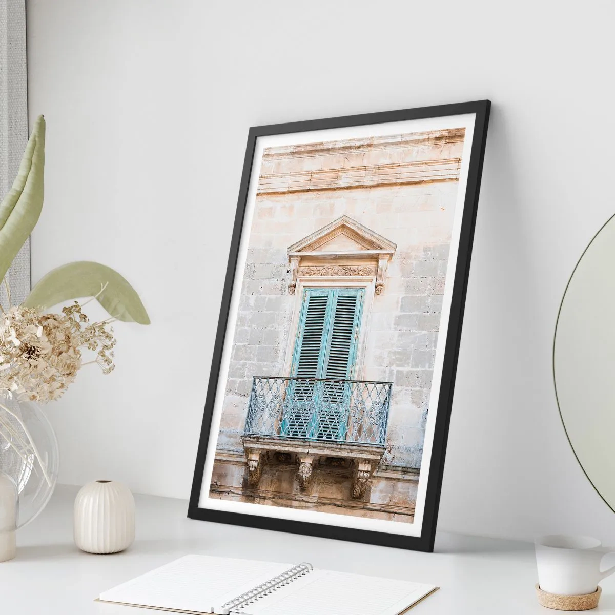 Poster in cornice nera - Balcone storico con persiane blu in stile mediterraneo - 50x70cm - Il fascino unico dell'Italia - Decorazione murale moderna per soggiorno e camera da letto ARTTOR