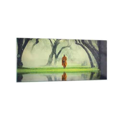 Quadro su vetro - Un monaco con una tunica arancione in una foresta con uno sfondo nebbioso e il riflesso nell'acqua. - 120x50cm - In cammino verso l'illuminazione - Decorazione murale moderna per soggiorno e camera da letto ARTTOR