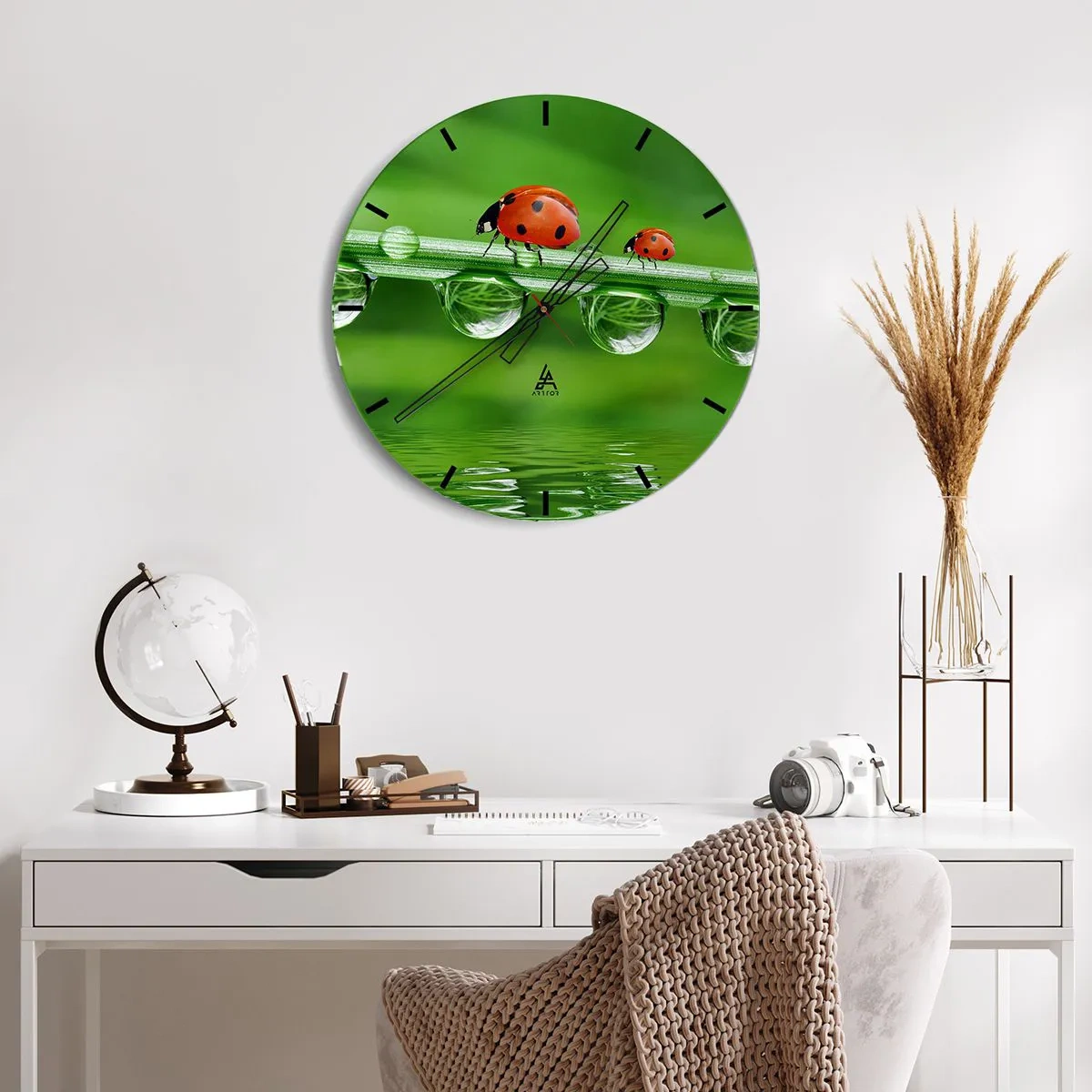 Orologio da parete - Orologio in Vetro - Coccinelle su un filo d'erba con gocce d'acqua - 30x30cm - In cammino per tutta l'estate - Decorazione murale moderna per soggiorno, cucina e camera da letto ARTTOR