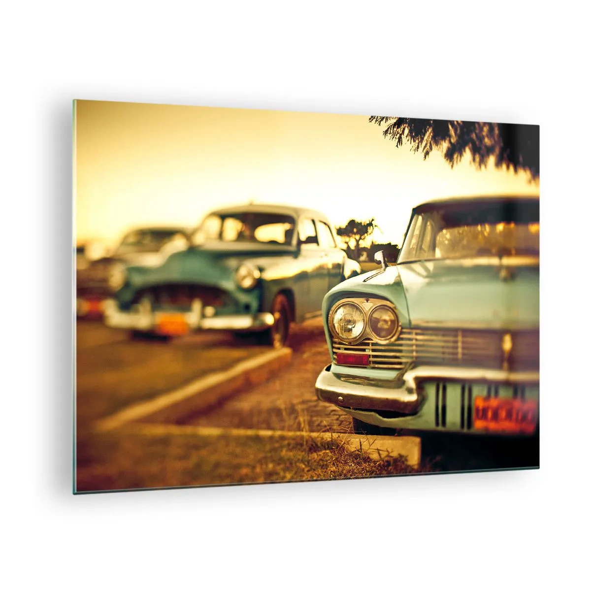 Quadro su vetro - Auto retrò nella calda luce del tramonto - 70x50cm - Aspettiamo, vediamo - Decorazione murale moderna per soggiorno e camera da letto ARTTOR