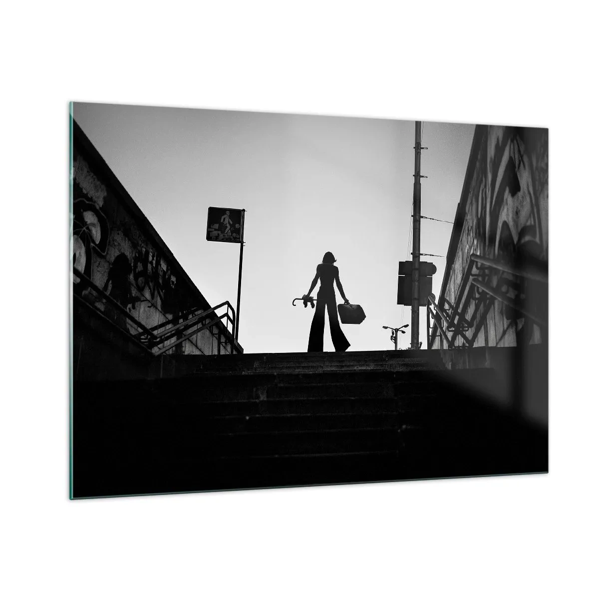 Quadro su vetro - Silhouette in bianco e nero di una donna sullo sfondo di un paesaggio urbano - 100x70cm - Gita cittadina - Decorazione murale moderna per soggiorno e camera da letto ARTTOR