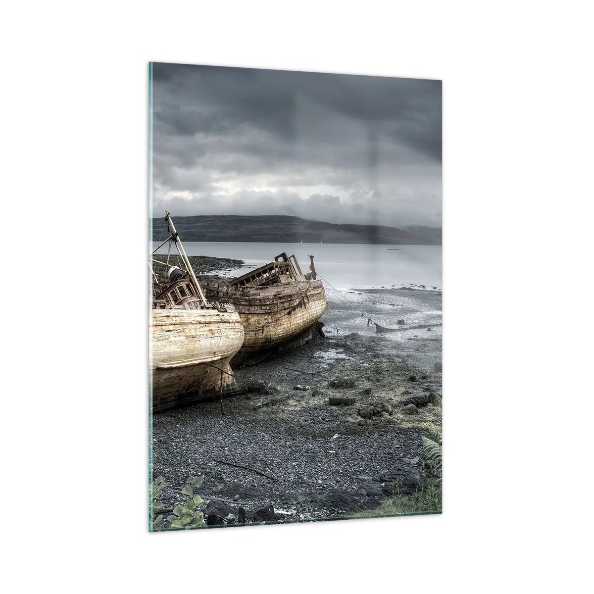 Quadro su vetro - Due barche di legno fatiscenti sulla riva rocciosa del lago - 50x70cm - Segno delle fatiche degnamente sostenute - Decorazione murale moderna per soggiorno e camera da letto ARTTOR