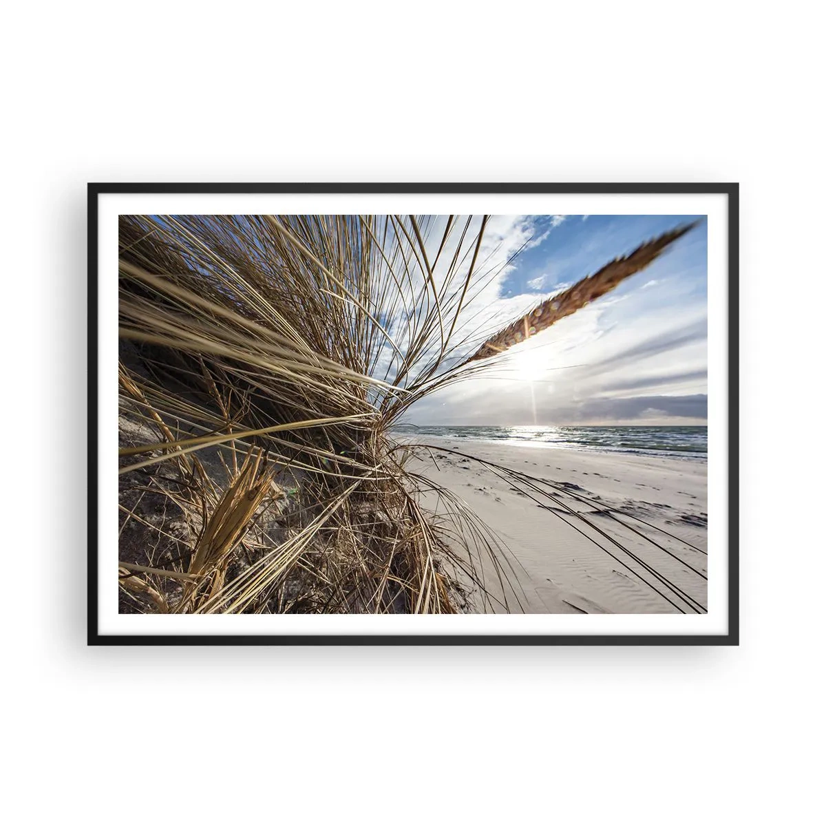 Poster in cornice nera - Una spiaggia con erba secca sulle dune e vista sul mare - 100x70cm - L'incontro degli elementi - Decorazione murale moderna per soggiorno e camera da letto ARTTOR