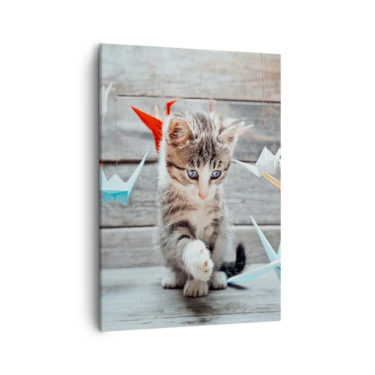 Quadro su tela - Stampe su Tela - Un gattino che gioca con delle gru di carta origami appese. - 50x70cm - Prima lezione - Decorazione murale moderna per soggiorno e camera da letto ARTTOR