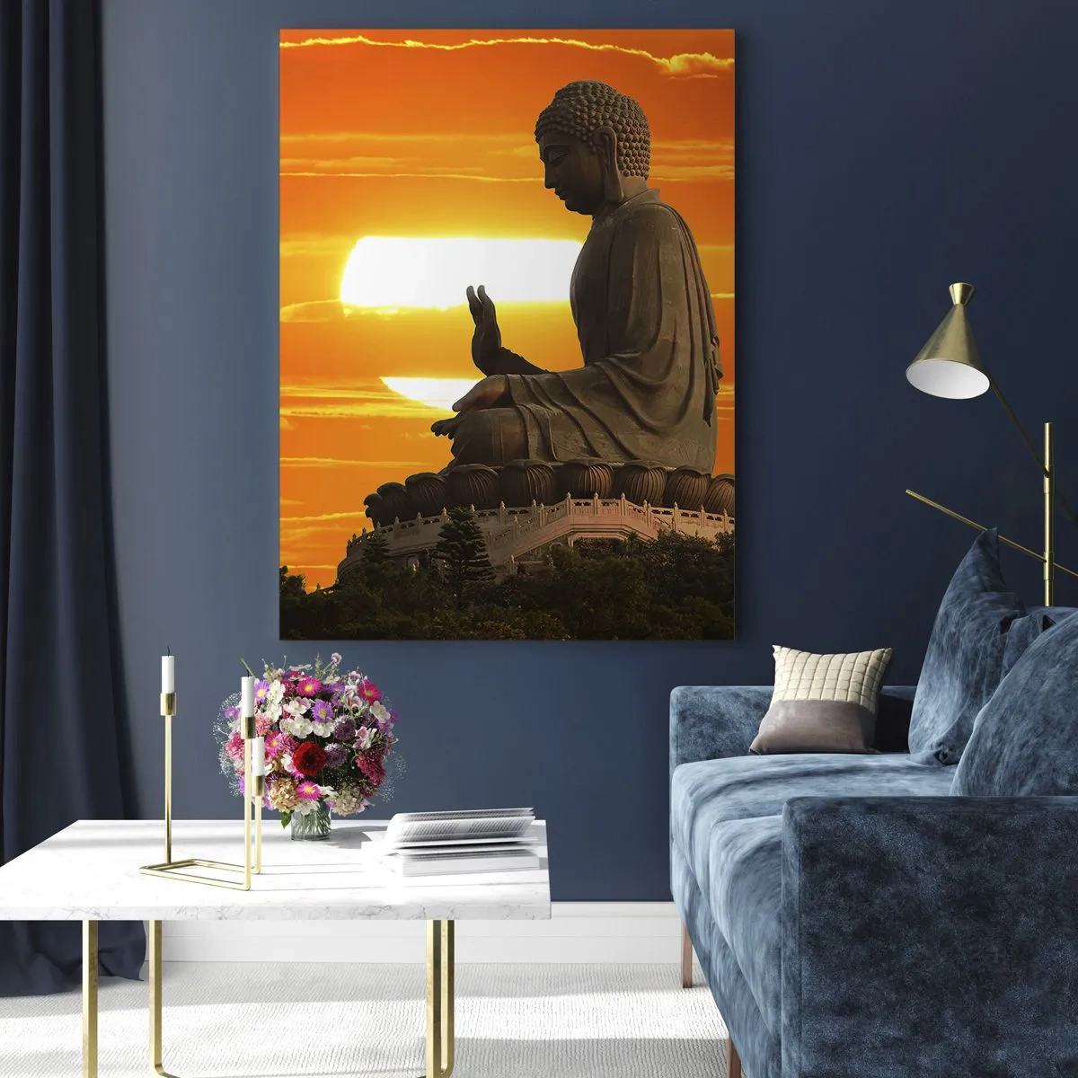 Quadro su vetro - Una statua buddista sullo sfondo di un tramonto arancione - 70x100cm - Senza paura davanti al mondo - Decorazione murale moderna per soggiorno e camera da letto ARTTOR