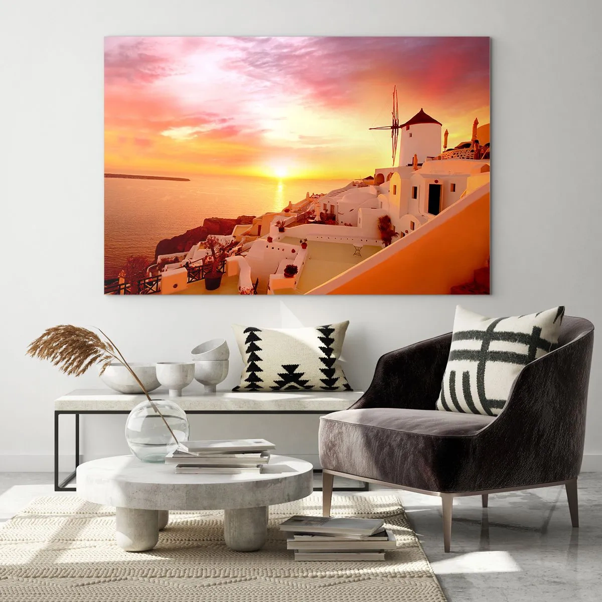 Quadro su vetro - Tramonto su Santorini con edifici bianchi e un mulino a vento - 70x50cm - Sciogliersi nel bianco e nell'oro - Decorazione murale moderna per soggiorno e camera da letto ARTTOR