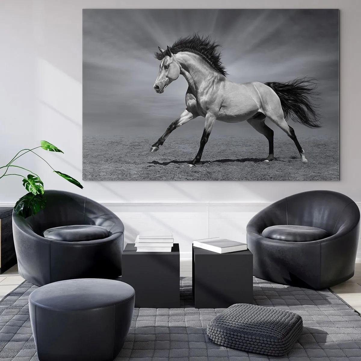 Quadro su vetro - Una foto in bianco e nero di un cavallo al galoppo in un campo aperto. - 120x80cm - Nato per affascinare - Decorazione murale moderna per soggiorno e camera da letto ARTTOR
