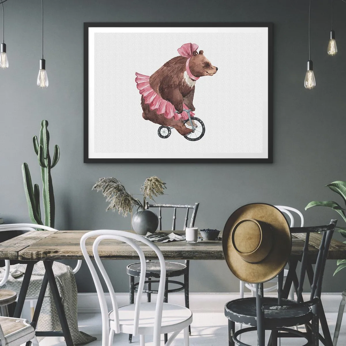 Poster in cornice nera - Un orsacchiotto con una gonna rosa su una bicicletta in stile retrò - 70x50cm - Evviva il circo! - Decorazione murale moderna per soggiorno e camera da letto ARTTOR