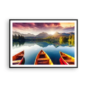 Poster in cornice nera - Tre barche di legno sullo sfondo di un lago di montagna al tramonto - 100x70cm - Niente contro natura - Decorazione murale moderna per soggiorno e camera da letto ARTTOR