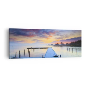 Quadro su tela - Stampe su Tela - Un molo sul lago al tramonto con una barca sulla riva - 140x50cm - Tranquillità violacea e dorata - Decorazione murale moderna per soggiorno e camera da letto ARTTOR