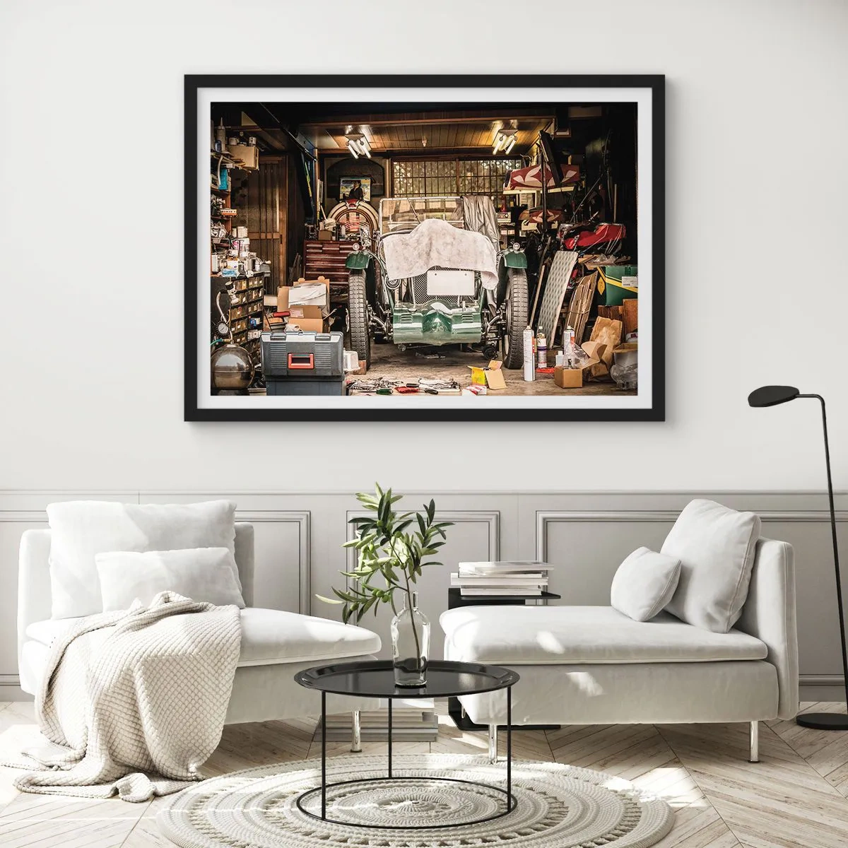 Poster in cornice nera - Una vecchia auto in un garage circondata da attrezzi e attrezzature - 100x70cm - Ritorno al passato - Decorazione murale moderna per soggiorno e camera da letto ARTTOR