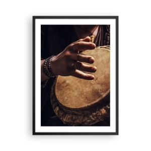 Poster in cornice nera - Una mano che suona un tamburo in una luce calda - 50x70cm - Al ritmo del cuore - Decorazione murale moderna per soggiorno e camera da letto ARTTOR