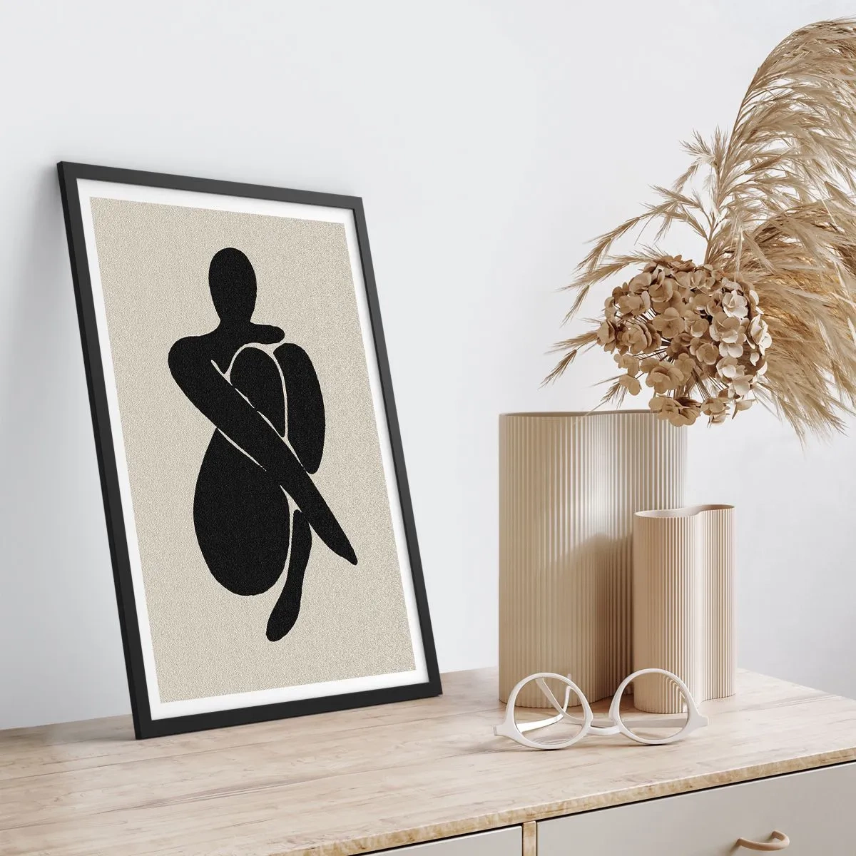 Poster in cornice nera - Figura astratta in posa con le braccia avvolte attorno al corpo, illustrazione in bianco e nero - 50x70cm - Nelle proprie braccia - Decorazione murale moderna per soggiorno e camera da letto ARTTOR