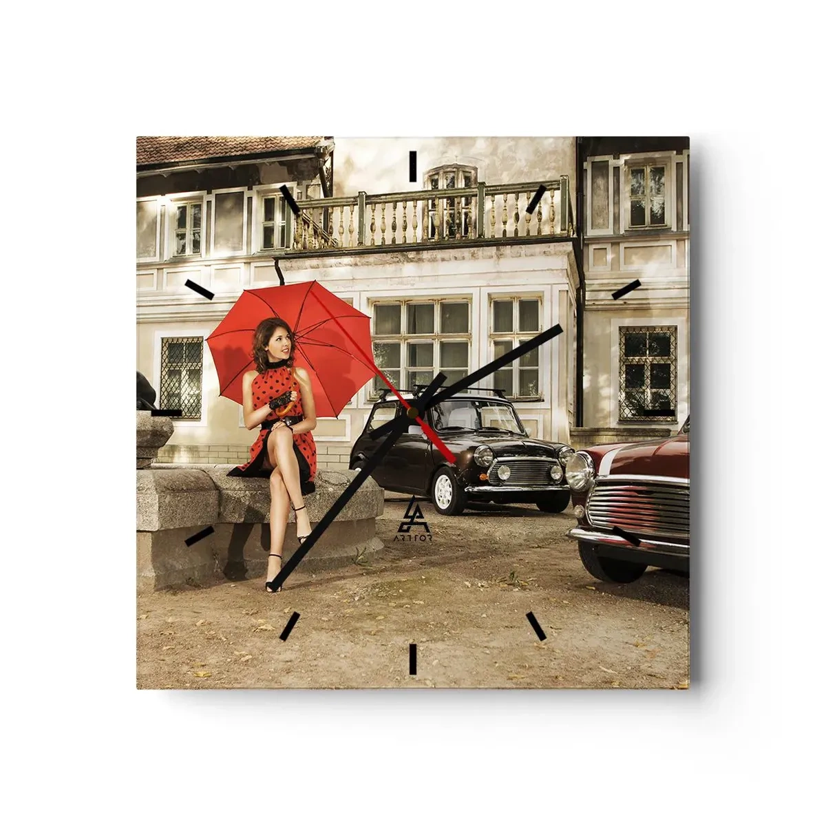 Orologio da parete - Orologio in Vetro - Donna con un ombrello rosso vicino alle auto d'epoca - 30x30cm - Piccolo viaggio sentimentale - Decorazione murale moderna per soggiorno e camera da letto ARTTOR