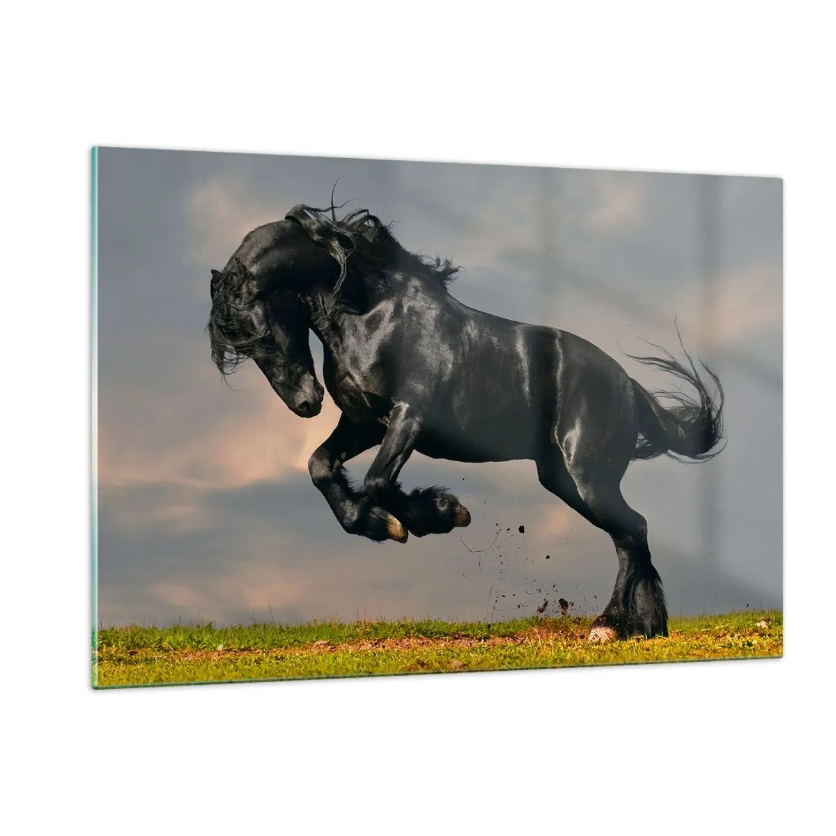 Quadro su vetro - Un cavallo scuro in un salto dinamico contro un cielo nuvoloso - 120x80cm - Libero e bello - Decorazione murale moderna per soggiorno e camera da letto ARTTOR