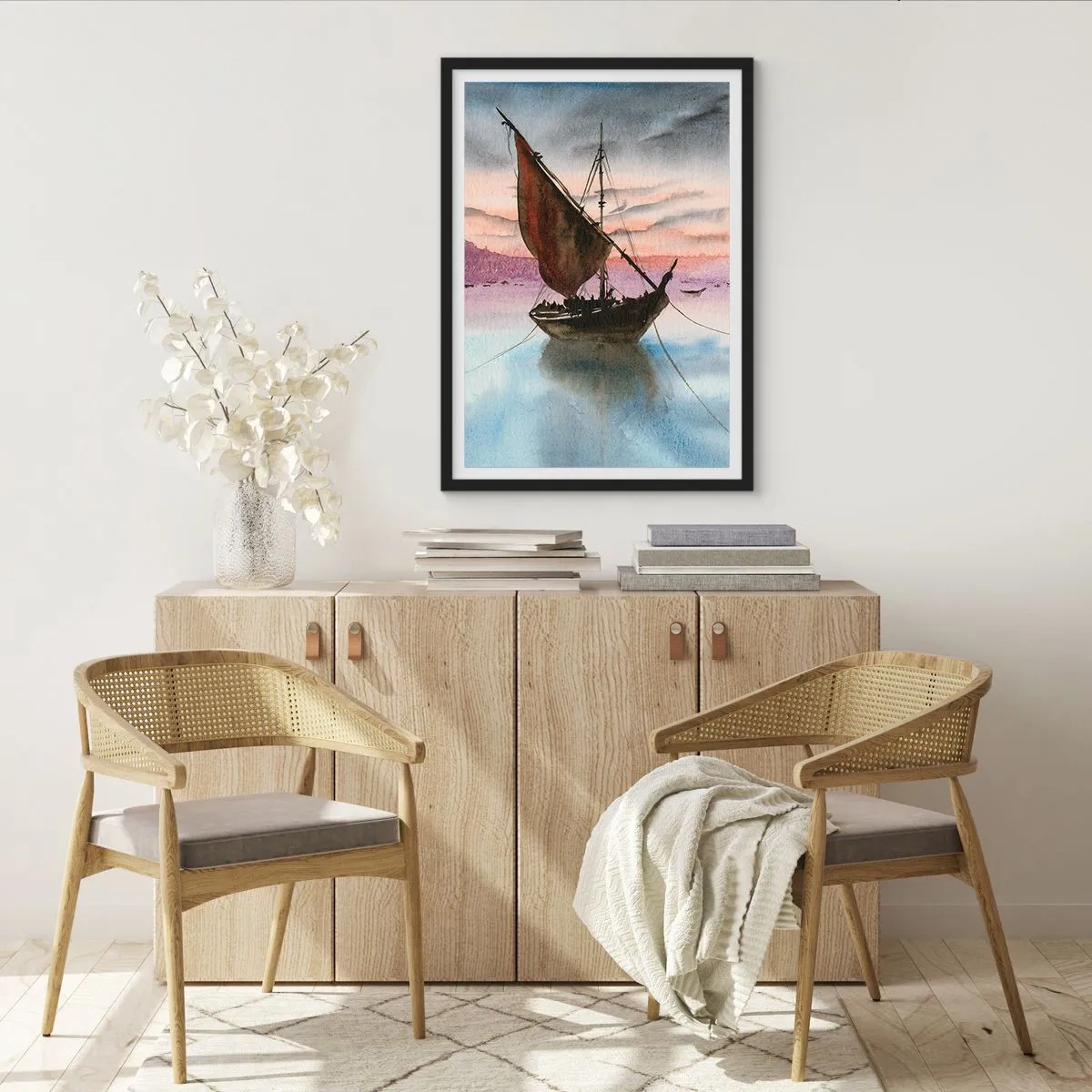 Poster in cornice nera - Una nave a vela in acque calme alla luce del tramonto - 50x70cm - La sera nel porto - Decorazione murale moderna per soggiorno e camera da letto ARTTOR