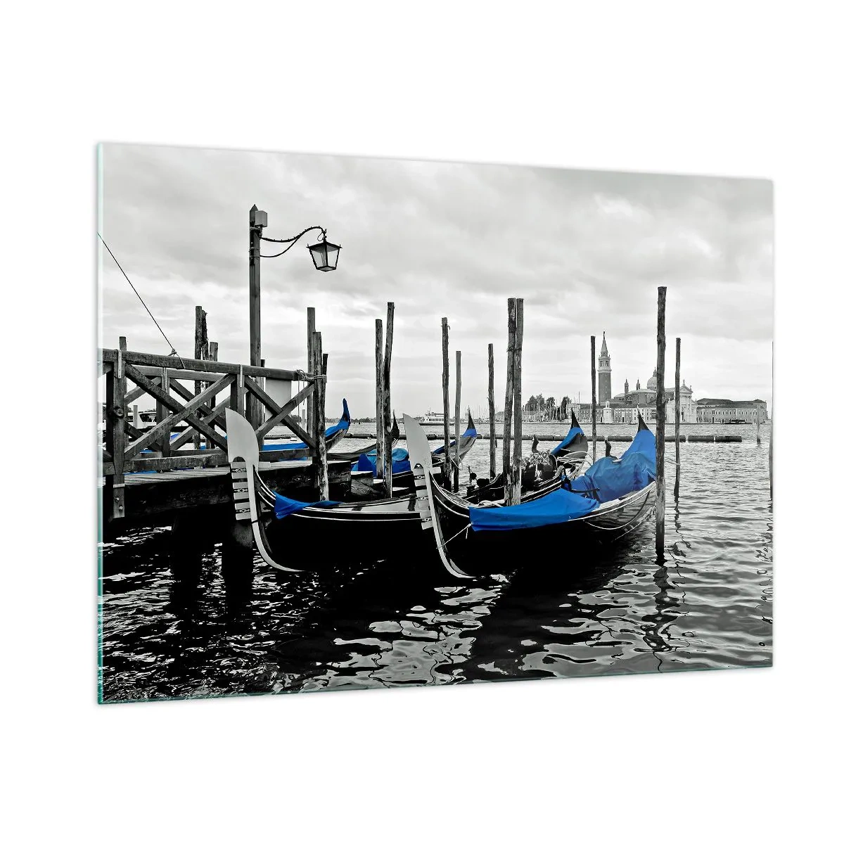 Quadro su vetro - Gondole blu sullo sfondo del paesaggio veneziano - 100x70cm - Venezia pensierosa - Decorazione murale moderna per soggiorno e camera da letto ARTTOR