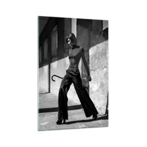 Quadro su vetro - Donna elegante in un ambiente industriale - 70x100cm - Eleganza cittadina - Decorazione murale moderna per soggiorno e camera da letto ARTTOR