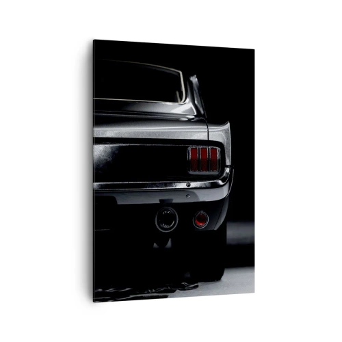 Quadro su tela - Stampe su Tela - Un'immagine in bianco e nero della parte posteriore di un'auto d'epoca su uno sfondo scuro. - 70x100cm - Il fascino del classico - Decorazione murale moderna per soggiorno e camera da letto ARTTOR