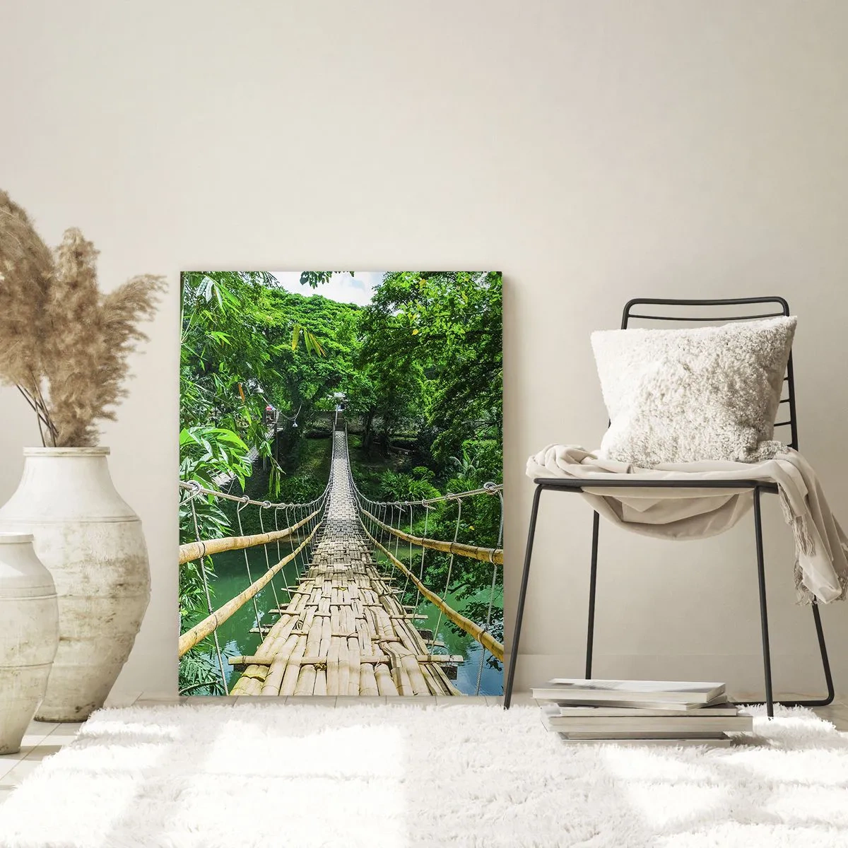 Quadro su vetro - Un ponte di bambù sospeso tra la vegetazione tropicale sopra un fiume - 50x70cm - Ponte sospeso sopra il verde - Decorazione murale moderna per soggiorno e camera da letto ARTTOR