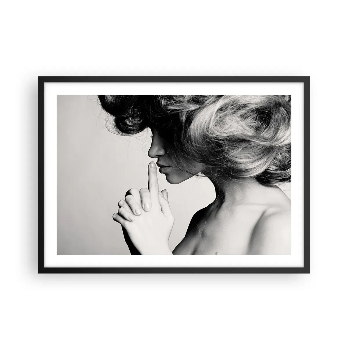 Poster in cornice nera - Profilo in bianco e nero di una donna che fa un gesto di silenzio - 70x50cm - Ascoltando se stessa - Decorazione murale moderna per soggiorno e camera da letto ARTTOR