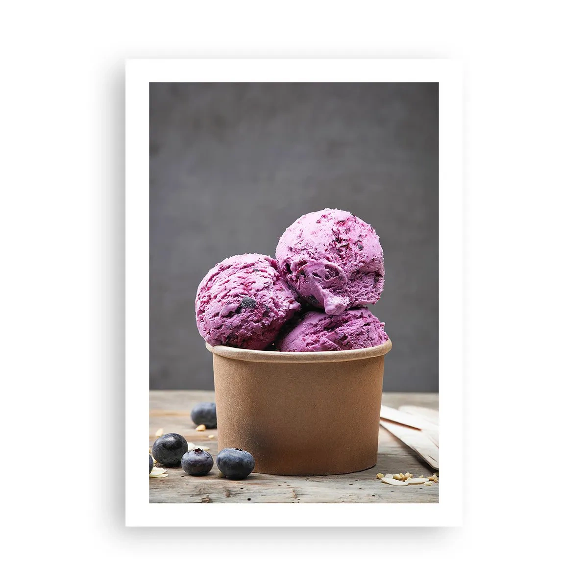 Poster - Palline di gelato al mirtillo in un bicchiere di carta - 50x70cm - Dolce e freddo - Decorazione murale moderna per soggiorno e camera da letto ARTTOR