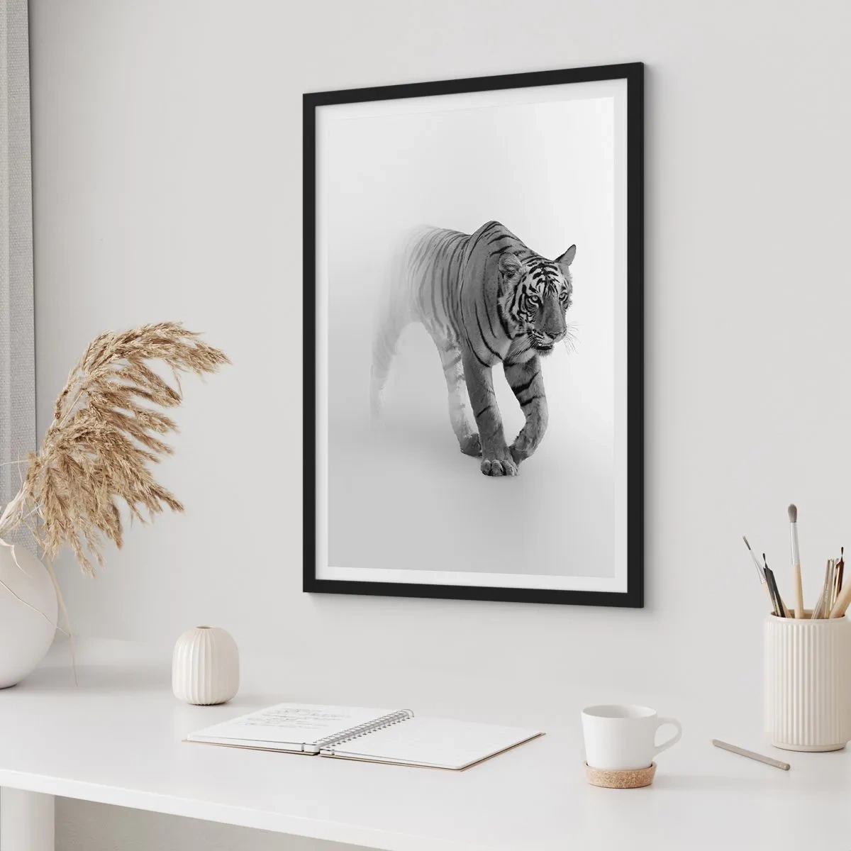 Poster in cornice nera - Una tigre bianca e nera che emerge dalla nebbia - 50x70cm - Incantato nella nebbia - Decorazione murale moderna per soggiorno e camera da letto ARTTOR