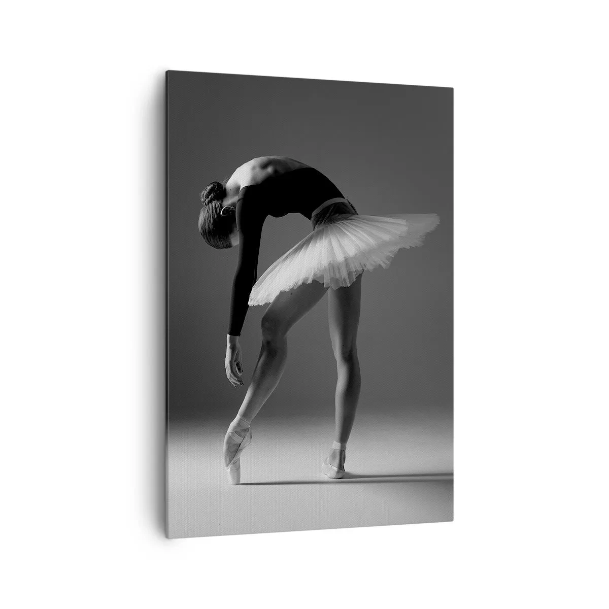 Quadro su tela - Stampe su Tela - Una ballerina in una posa elegante su uno sfondo bianco e nero - 70x100cm - Bella ballerina - Decorazione murale moderna per soggiorno e camera da letto ARTTOR