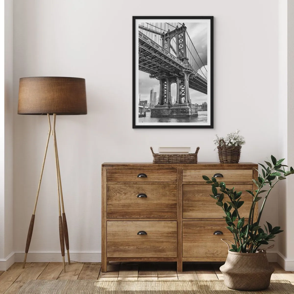 Poster in cornice nera - Un ponte in bianco e nero sullo sfondo di un paesaggio urbano - 50x70cm - Verso il cuore della città - Decorazione murale moderna per soggiorno e camera da letto ARTTOR
