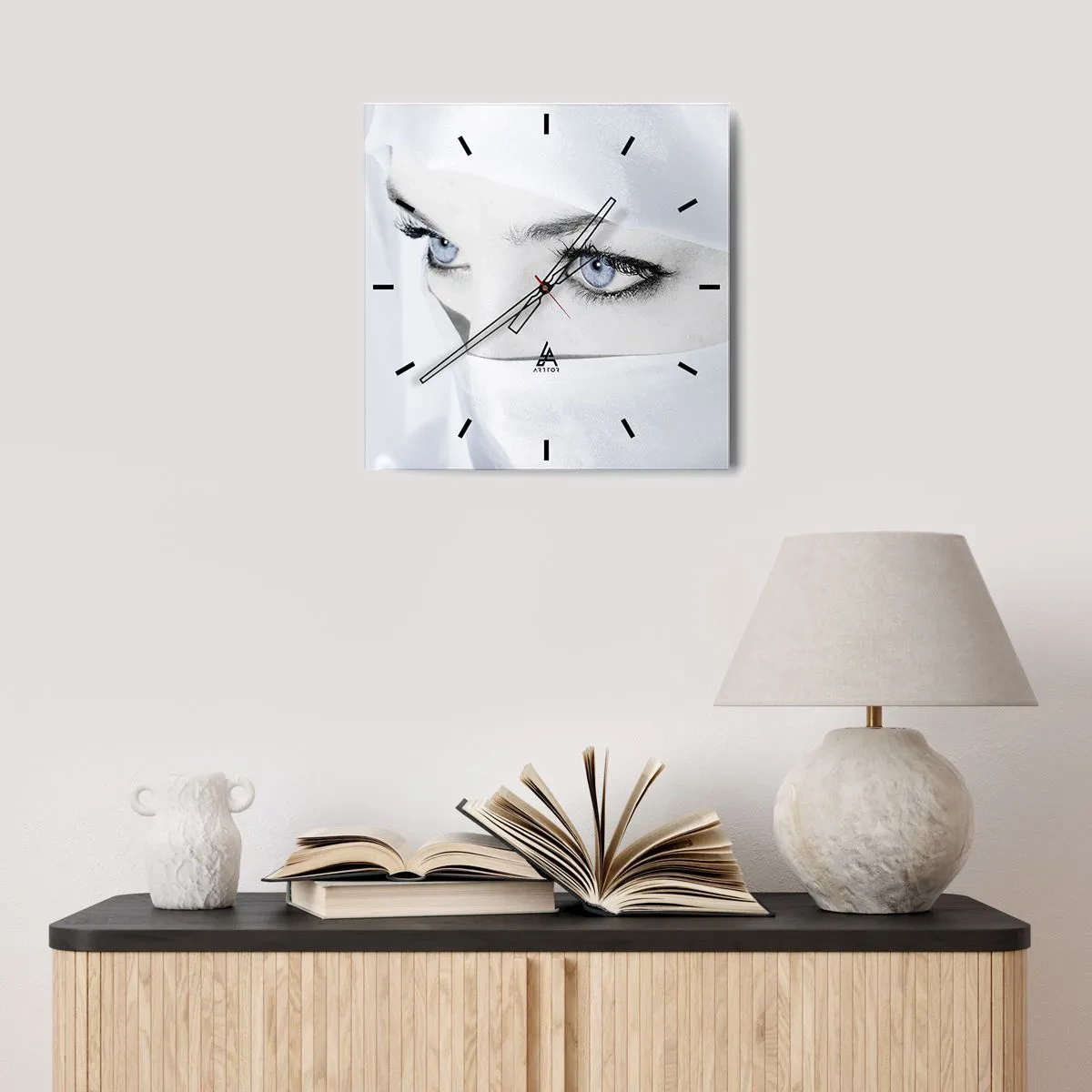 Orologio da parete - Orologio in Vetro - Ritratto di una donna con gli occhi azzurri nascosti dietro un velo bianco - 30x30cm - Direttamente dalle mille e una notte - Decorazione murale moderna per soggiorno e camera da letto ARTTOR