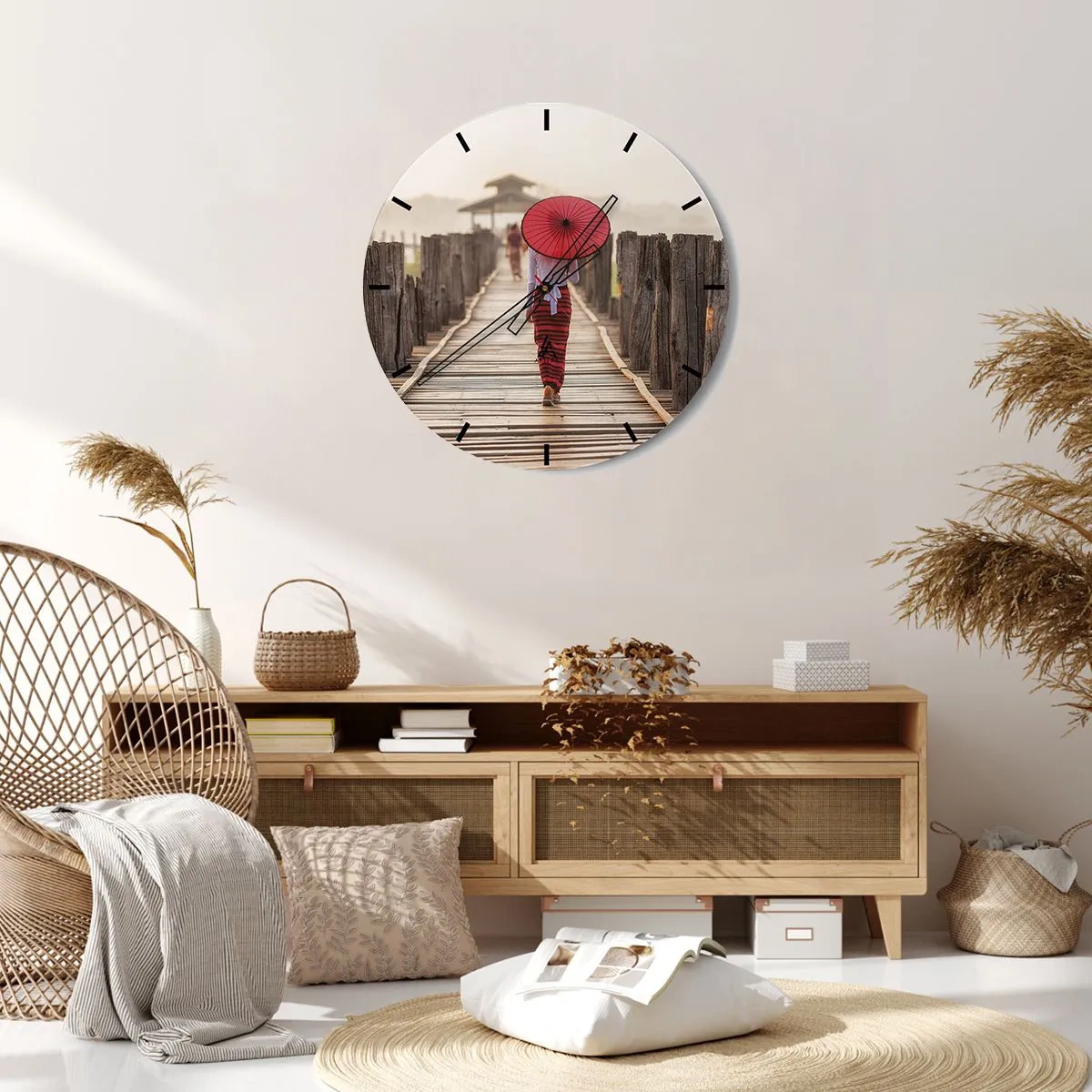 Orologio da parete - Orologio in Vetro - Una donna con un ombrello rosso su un ponte di legno - 30x30cm - Sul vecchio ponte - Decorazione murale moderna per soggiorno, cucina e camera da letto ARTTOR