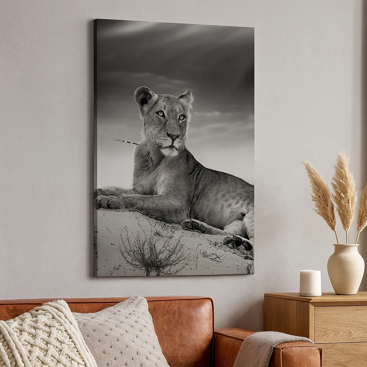 Quadro su tela - Stampe su Tela - Ritratto in bianco e nero di una leonessa nella savana - 50x70cm - Il riposo della regina del deserto - Decorazione murale moderna per soggiorno e camera da letto ARTTOR