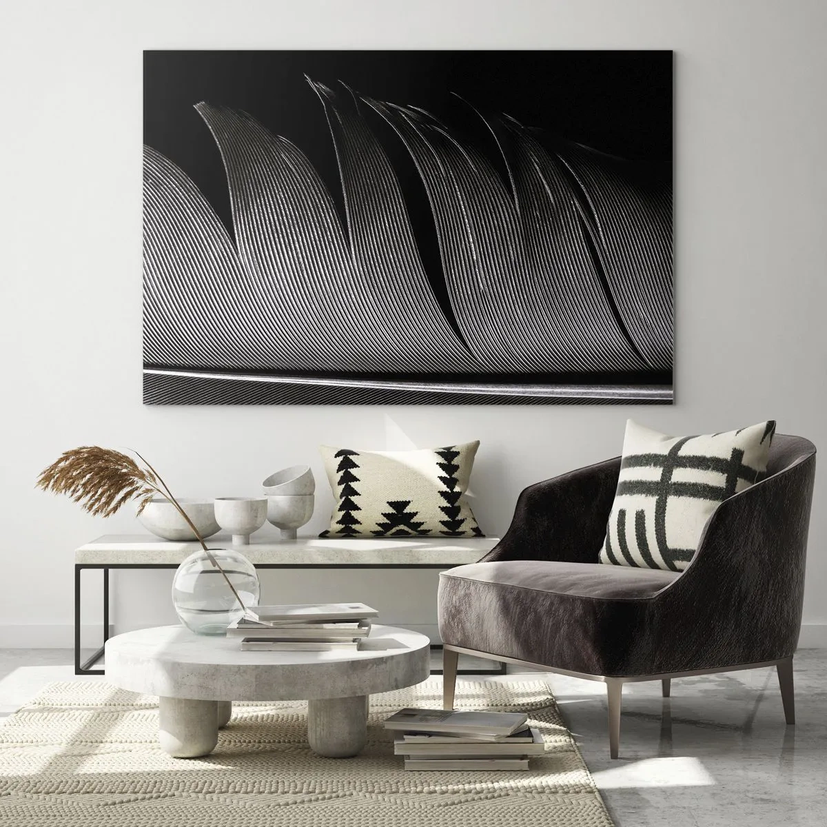Quadro su vetro - Primo piano in bianco e nero di una piuma, ripresa contro una luce contrastante. - 120x80cm - Piuma: struttura meravigliosa - Decorazione murale moderna per soggiorno e camera da letto ARTTOR