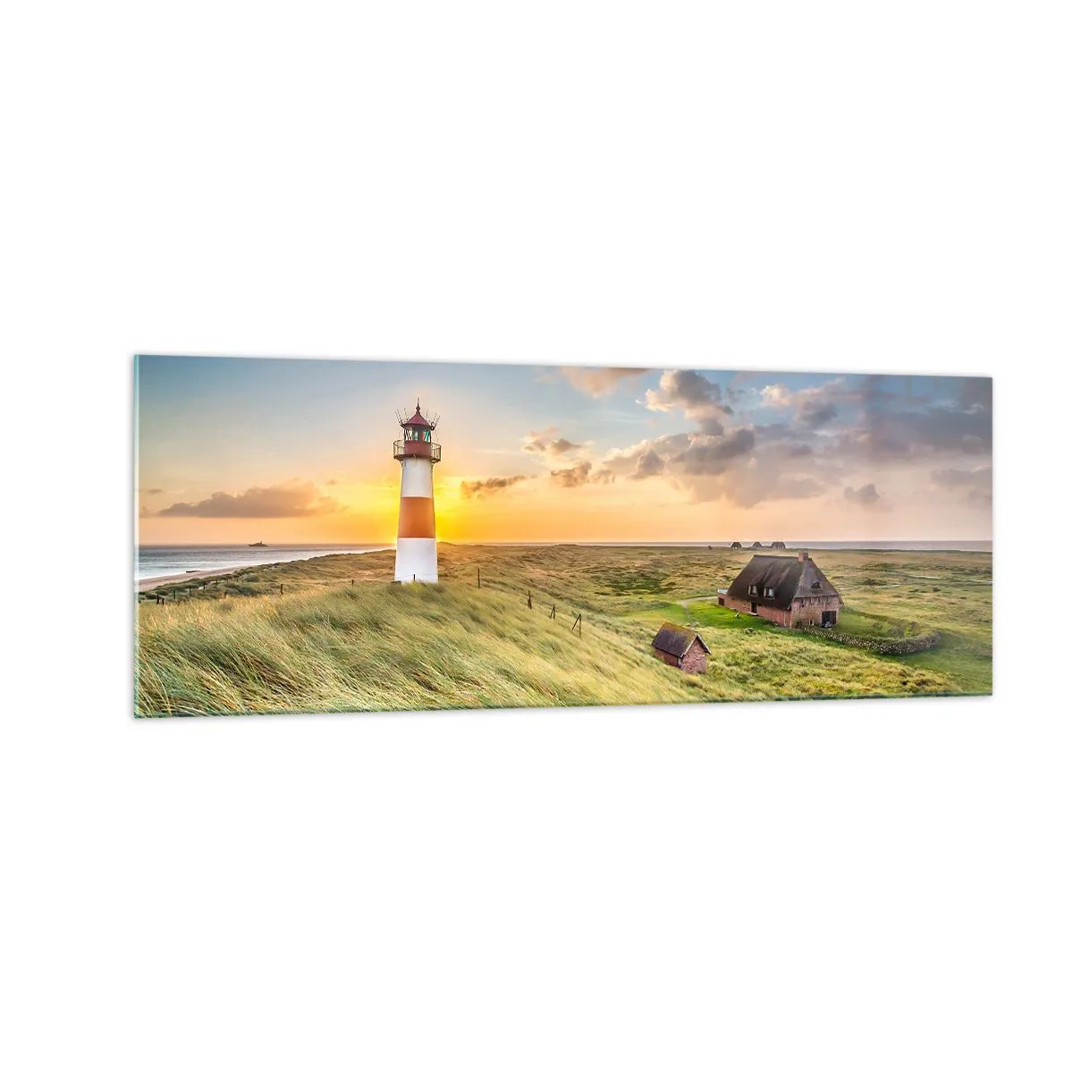 Quadro su vetro - Un faro con prati e case al sole sullo sfondo - 140x50cm - Tra le onde - Decorazione murale moderna per soggiorno e camera da letto ARTTOR
