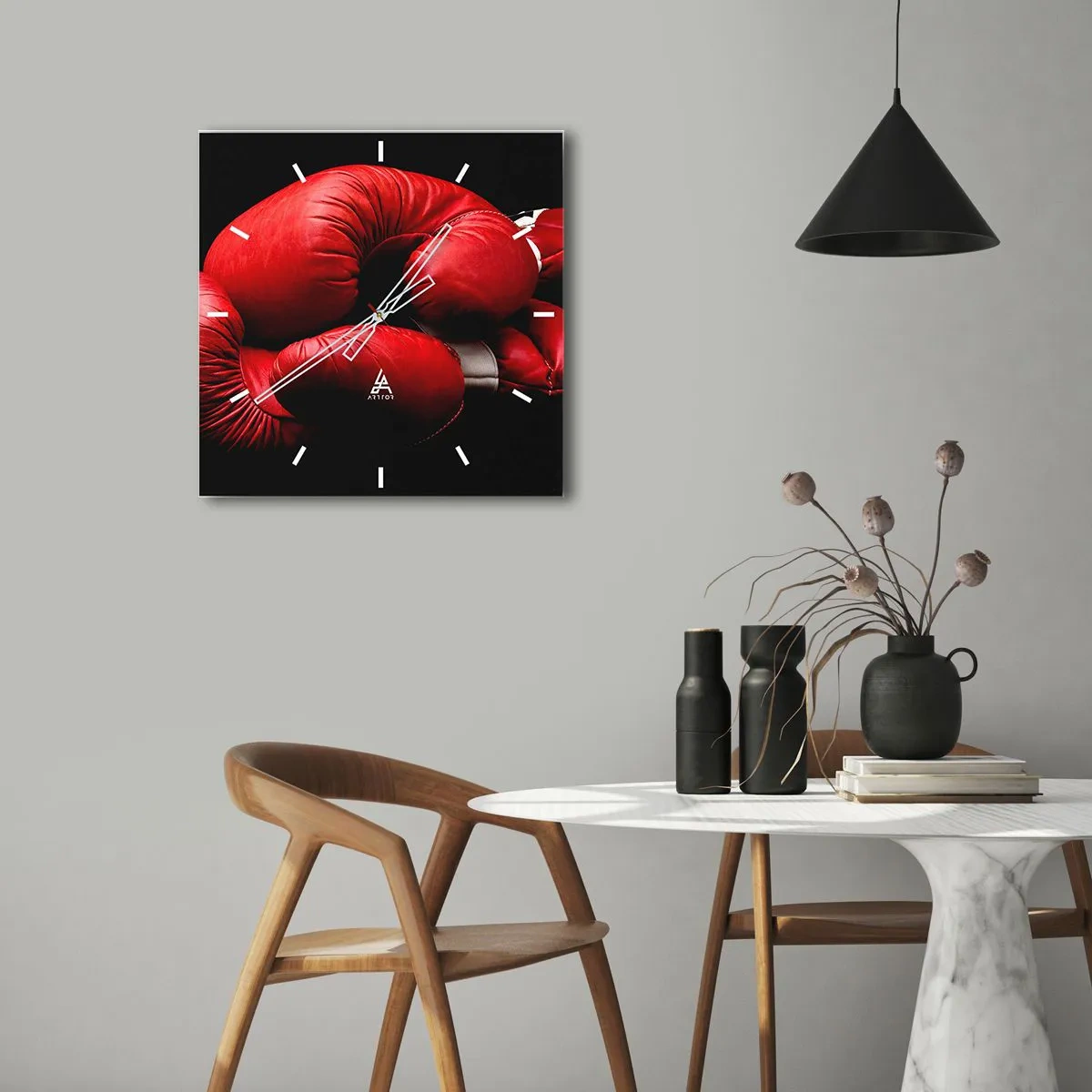 Orologio da parete - Orologio in Vetro - Guantoni da boxe rossi su sfondo nero - 30x30cm - Dopo le emozioni del combattimento - Decorazione murale moderna per soggiorno e camera da letto ARTTOR