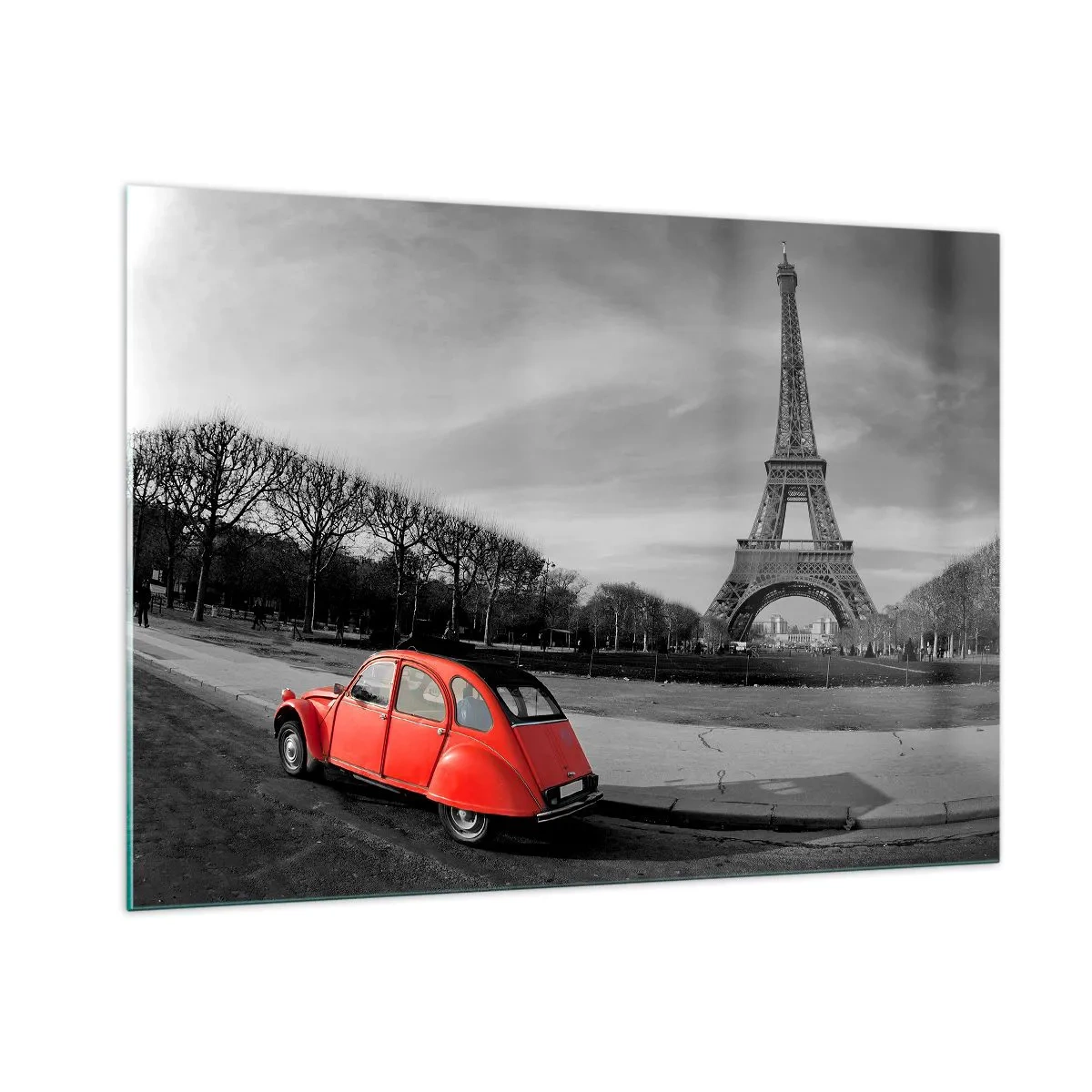 Quadro su vetro - Un'auto rossa con la Torre Eiffel sullo sfondo in un'ambientazione in bianco e nero - 100x70cm - Più parigine di Parigi - Decorazione murale moderna per soggiorno e camera da letto ARTTOR
