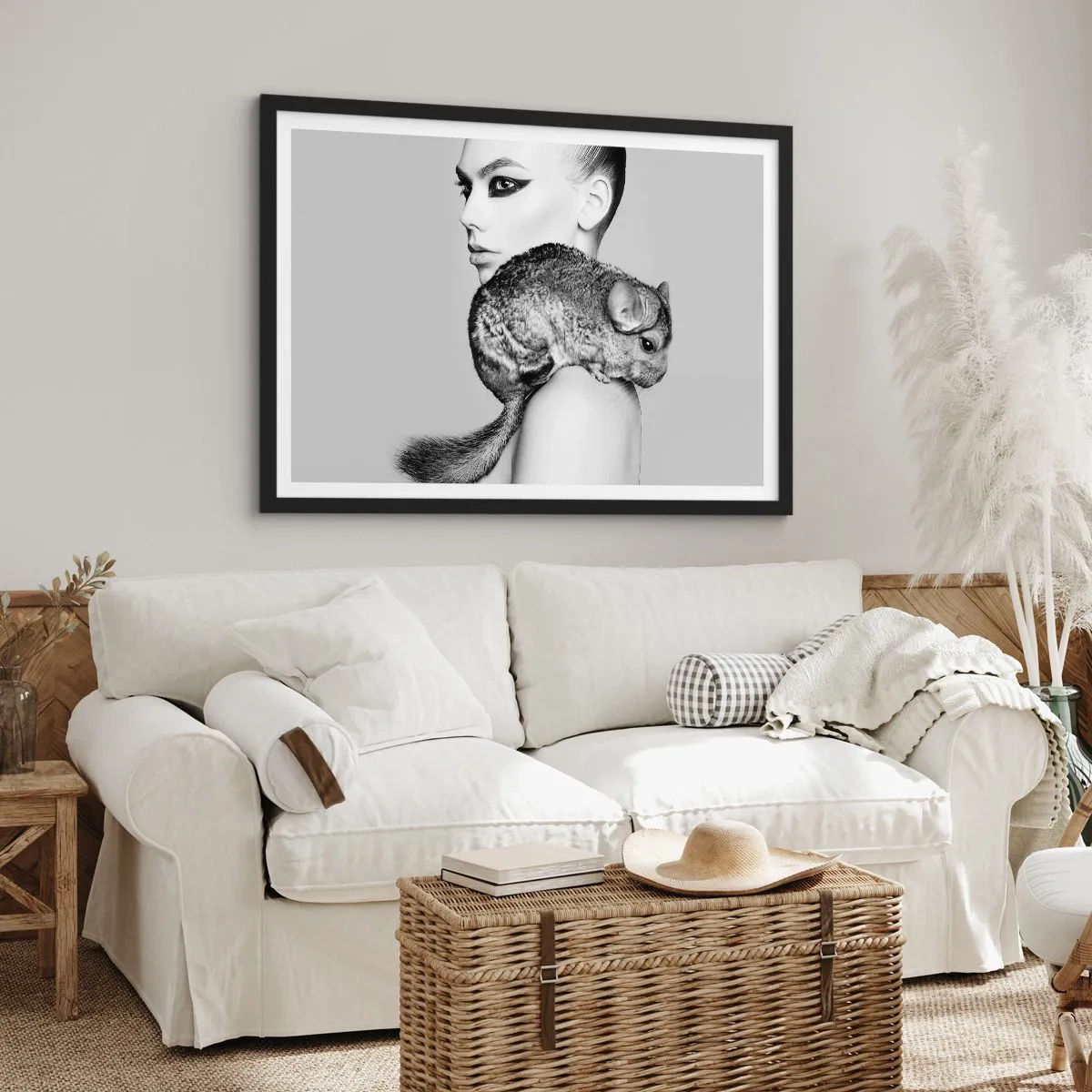 Poster in cornice nera - Donna stilizzata con un cincillà in un'elegante composizione in bianco e nero - 100x70cm - Dama con il cincillà - Decorazione murale moderna per soggiorno e camera da letto ARTTOR