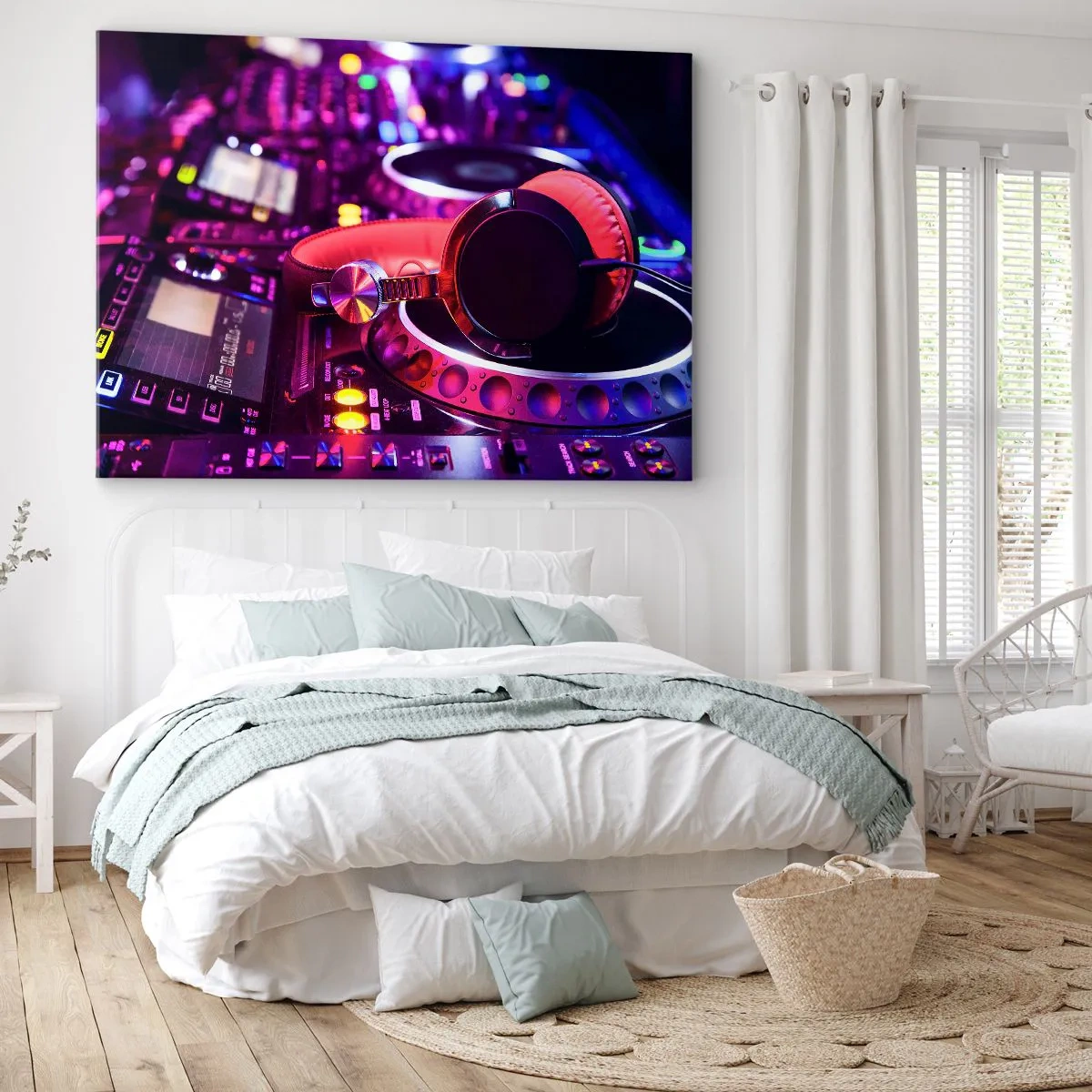 Quadro su tela - Stampe su Tela - Cuffie da DJ su una console con illuminazione al neon - 120x80cm - Prima che inizi la festa - Decorazione murale moderna per soggiorno e camera da letto ARTTOR