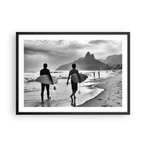 Poster in cornice nera - Due surfisti camminano sulla spiaggia con le loro tavole bianche e nere. - 70x50cm - Samba su un'unica onda - Decorazione murale moderna per soggiorno e camera da letto ARTTOR