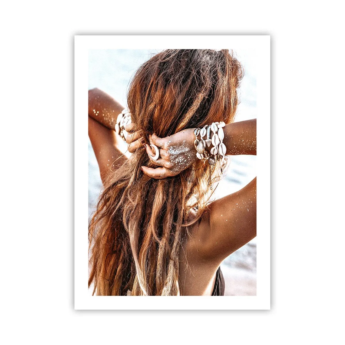 Poster - Una donna con i capelli lunghi decorati con conchiglie in riva al mare - 50x70cm - Sorella dell'acqua e del sole - Decorazione murale moderna per soggiorno e camera da letto ARTTOR
