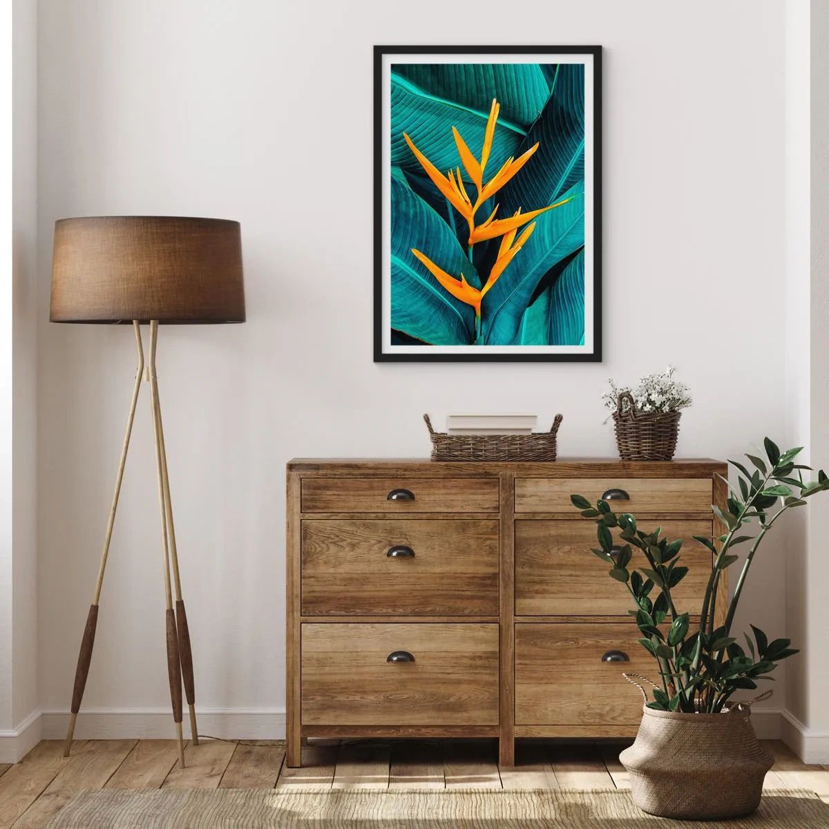 Poster in cornice nera - Un fiore esotico su uno sfondo di foglie tropicali verdi. - 50x70cm - Il fiore dell'Eden - Decorazione murale moderna per soggiorno e camera da letto ARTTOR